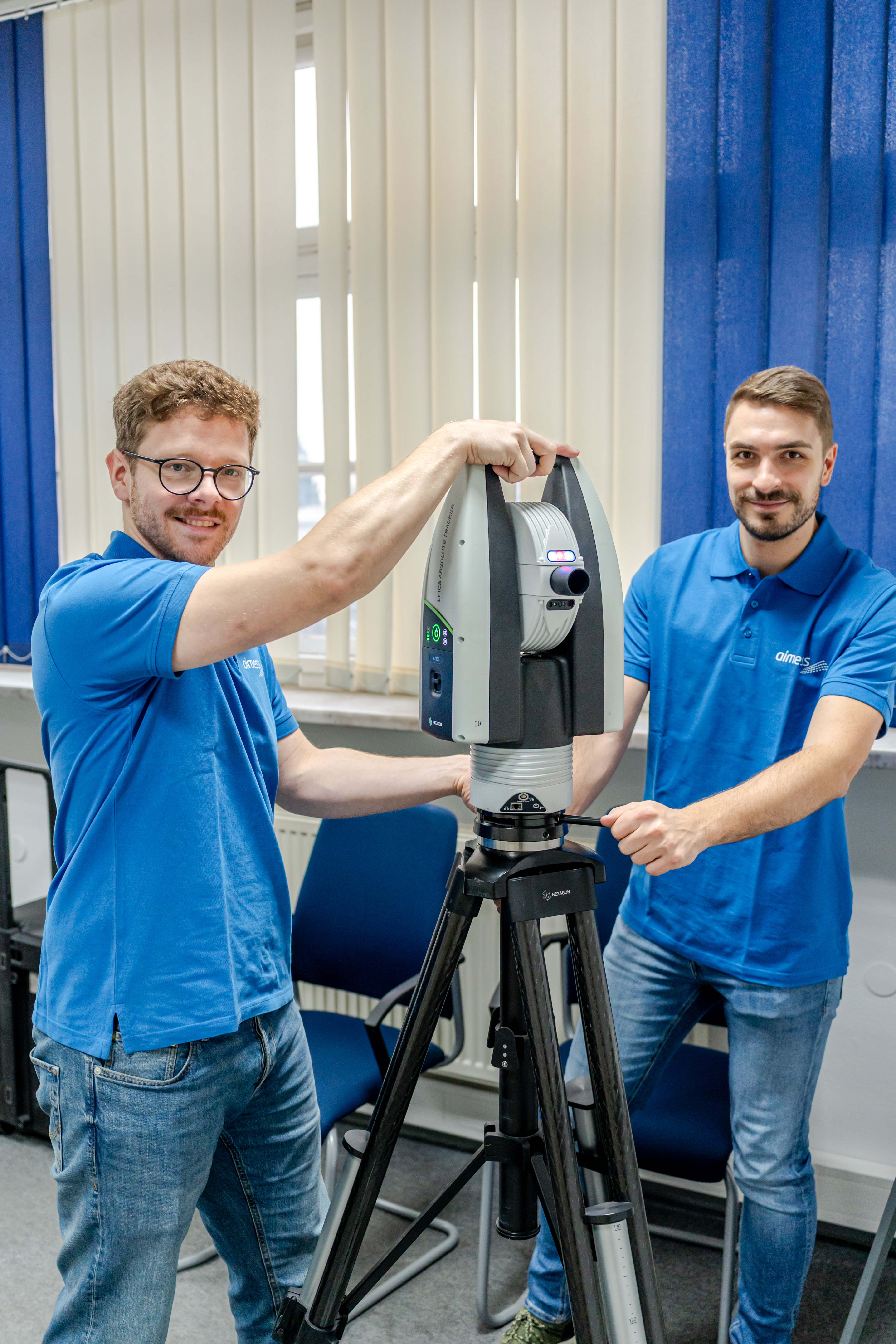 Zwei Aimess-Techniker mit einem Leica Absolute Tracker